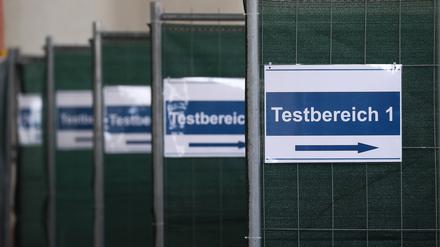 Corona-Testzentrum in der Turnhalle Jägerallee.