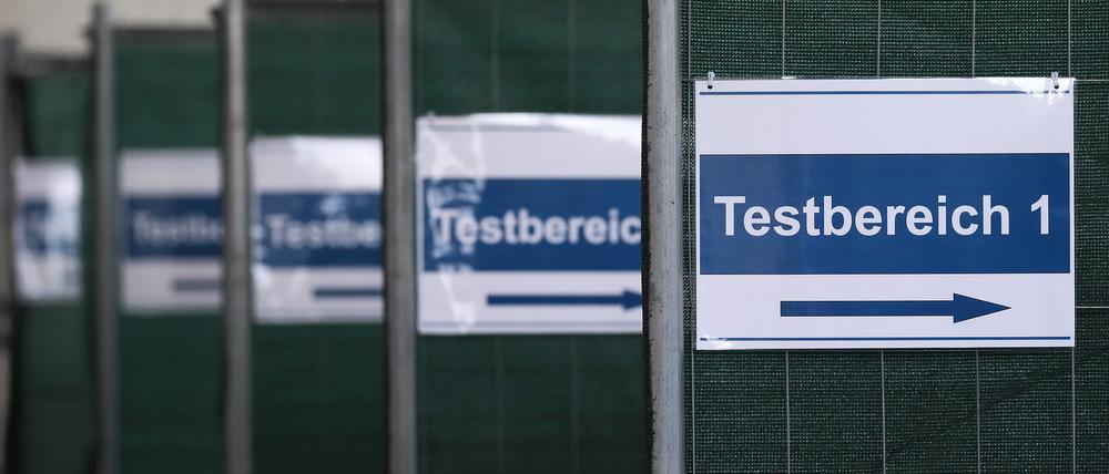 Corona-Testzentrum in der Turnhalle Jägerallee.