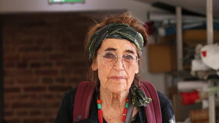 Die Malerin Barbara Raetsch in der Ausstellung "Heimspiel" (2020) im Offenen Kunstverein Potsdam.