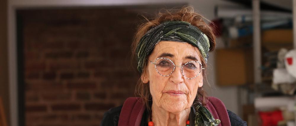 Die Malerin Barbara Raetsch in der Ausstellung "Heimspiel" (2020) im Offenen Kunstverein Potsdam.