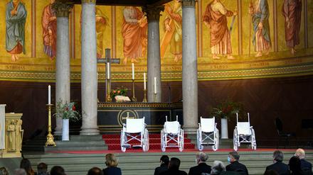 Vier weiße Rollstühle standen beim Gedenkgottesdienst in der Nikolaikirche für die vier getöteten Menschen. 
