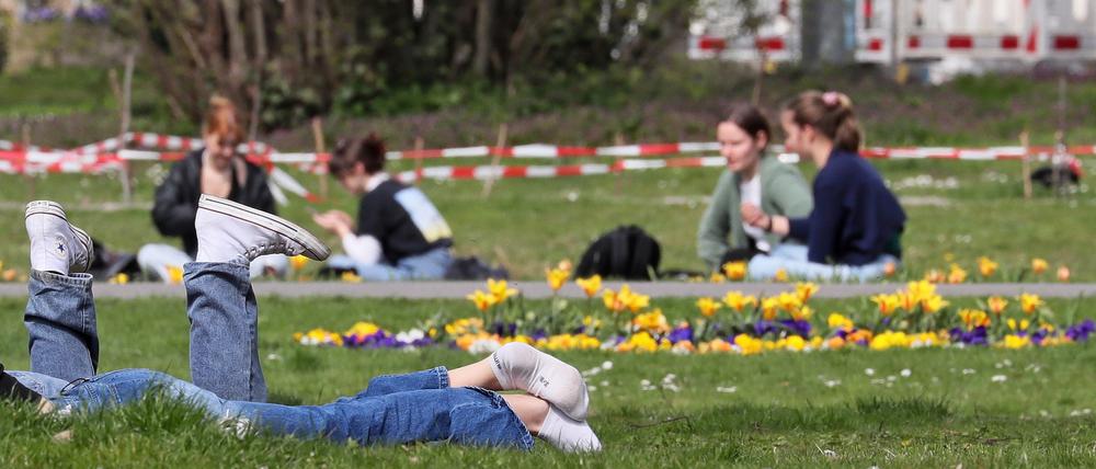 Im Freien auf der Wiese liegen: Das ist am Wochenende endlich wieder möglich.