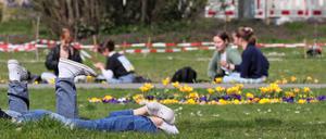 Im Freien auf der Wiese liegen: Das ist am Wochenende endlich wieder möglich.