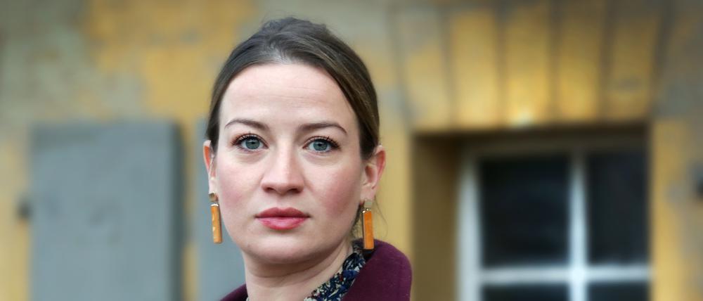 Die Schauspielerin Nina Gummich war einige Zeit am Hans Otto Theater engagiert, dann widmete sie sich dem Film. Zuletzt in der Serie "Charité".
