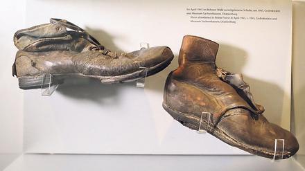 Viele der Exponate sind Alltagsgegenstände, wie diese im April 1945 im Belower Wald bei Wittstock/Dosse zurückgelassenen Schuhe.