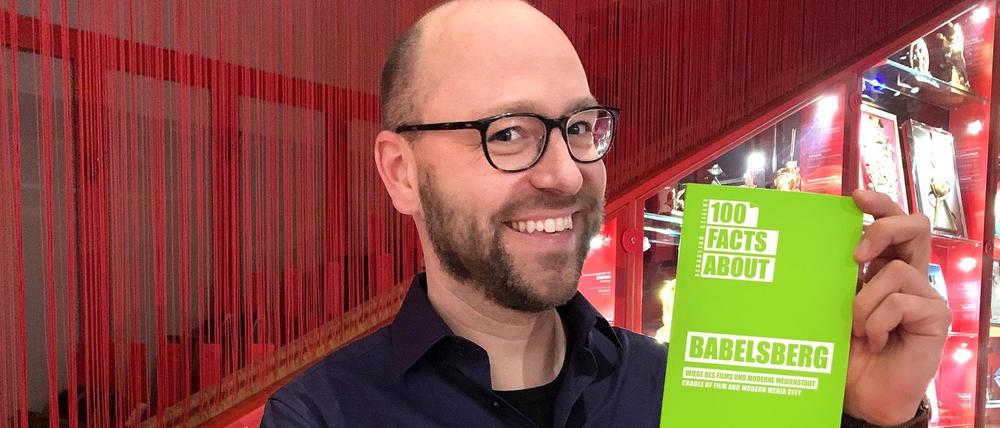 Autor Sebastian Stielke mit seinem Buch "100 Facts about Babelsberg".