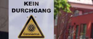Corona-Warnschild vor der Covid-Station des Klinikums "Ernst von Bergmann" in Potsdam.