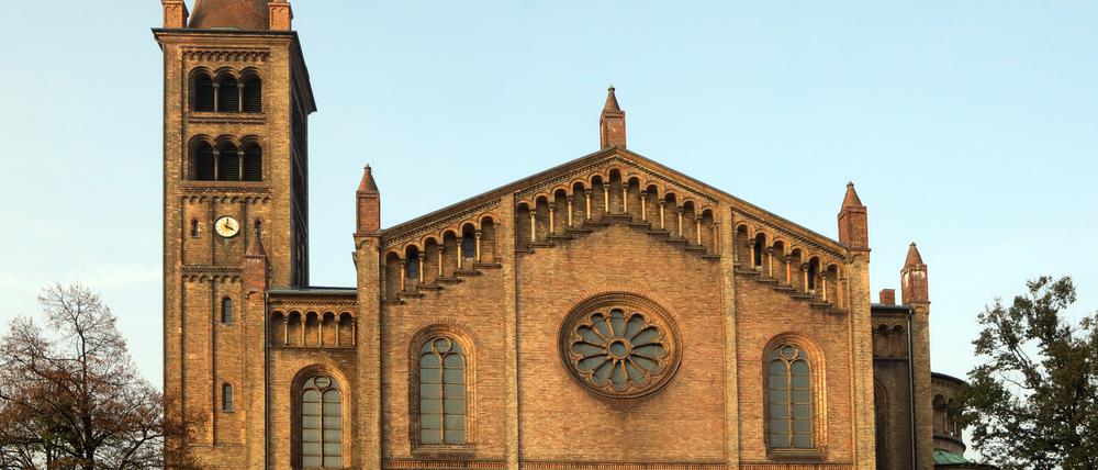 Die katholische St. Peter und Paul Kirche in Potsdam am Bassinplatz.