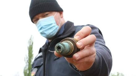 Sprengmeister Mike Schwitzke mit dem Zünder der Bombe.