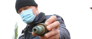 Sprengmeister Mike Schwitzke mit dem Zünder der Bombe.