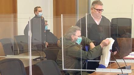 Urteil: lebenslänglich? Wolfgang L. (vorn)  steht wegen Mordes vor Gericht.