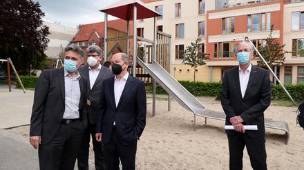 SPD-Kanzlerkandidat Olaf Scholz (M.) mit den Oberlin-Vorständen Matthias Fichtmüller (l.), Marcus Ceglarek und Andreas Koch (r.).