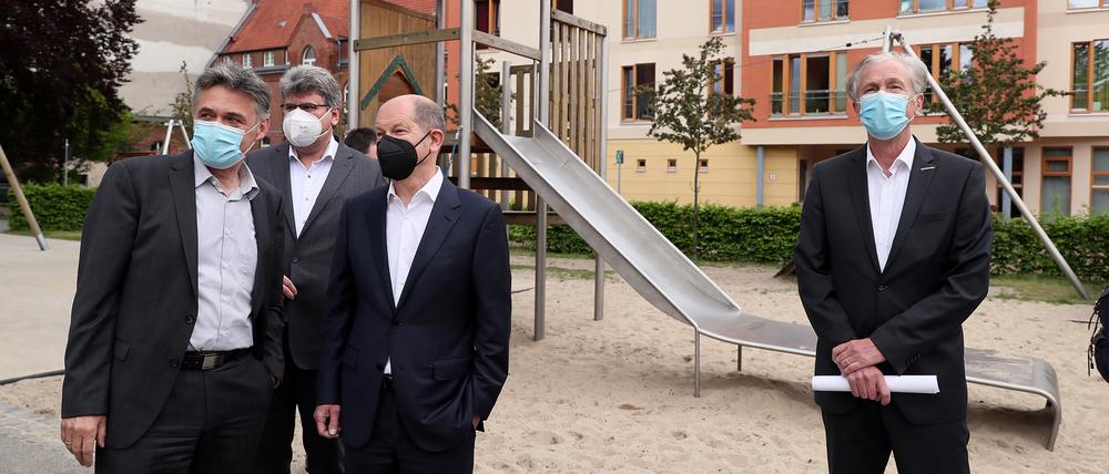 SPD-Kanzlerkandidat Olaf Scholz (M.) mit den Oberlin-Vorständen Matthias Fichtmüller (l.), Marcus Ceglarek und Andreas Koch (r.).