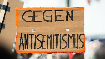 Linken-Fraktionschef Sebastian Walter warnte davor, „dass Jüdinnen und Juden Angst haben müssen, hier zu leben“. 