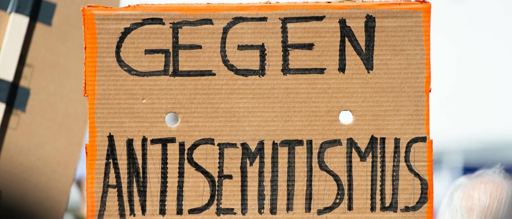 Linken-Fraktionschef Sebastian Walter warnte davor, „dass Jüdinnen und Juden Angst haben müssen, hier zu leben“. 
