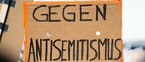 Linken-Fraktionschef Sebastian Walter warnte davor, „dass Jüdinnen und Juden Angst haben müssen, hier zu leben“.