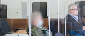 Wolfgang L. am Tag der Urteilsverkündung neben seinem Verteidiger Matthias Schöneburg. 