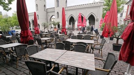 In Potsdam machen sich Cafés und Restaurants für die Öffnung der Außengastronomie bereit.