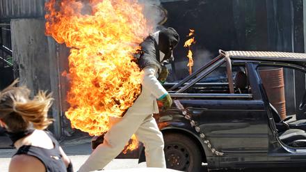 Feuerstunts sind Teil der regulären Shows im Vulkan.