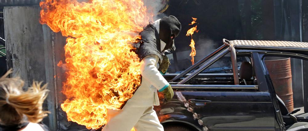 Feuerstunts sind Teil der regulären Shows im Vulkan.