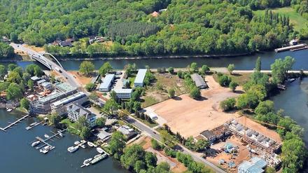 Umstritten. Das geplante Bauprojekt auf der Insel Neu Fahrland befindet sich im Bild über der Bundesstraße 2
