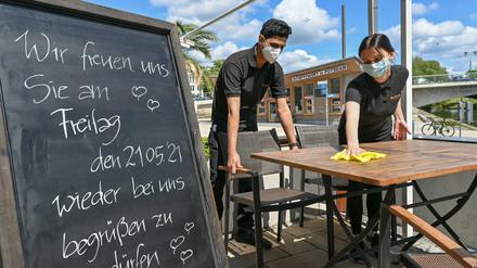 Damira Sokolova und Anisul Kahn vom Potsdamer Hafenrestaurant El Puerto, bereiten die Terrasse vor. 