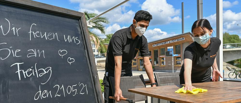 Damira Sokolova und Anisul Kahn vom Potsdamer Hafenrestaurant El Puerto, bereiten die Terrasse vor.