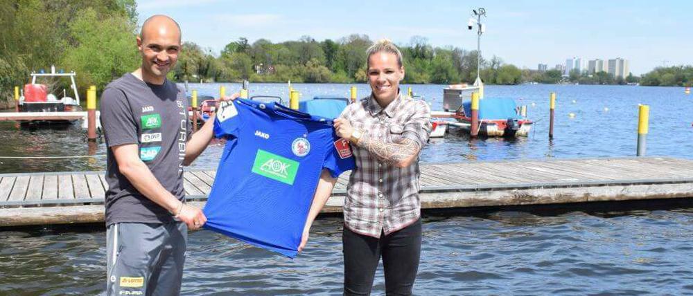 Isabel Kerschowski mit Turbine-Trainer Sofian Chahed.