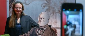 Simone Neuhäuser, Kuratorin der Sonderausstellung, neben einer Pückler-Figur.