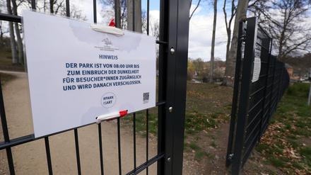 Schild an einem Eingang des Parks Babelsberg.
