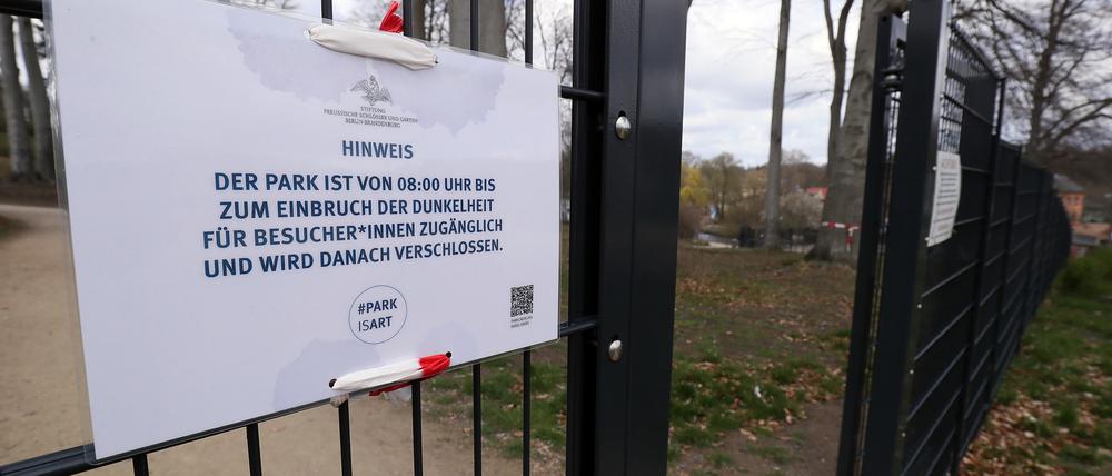 Schild an einem Eingang des Parks Babelsberg.