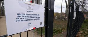 Schild an einem Eingang des Parks Babelsberg.