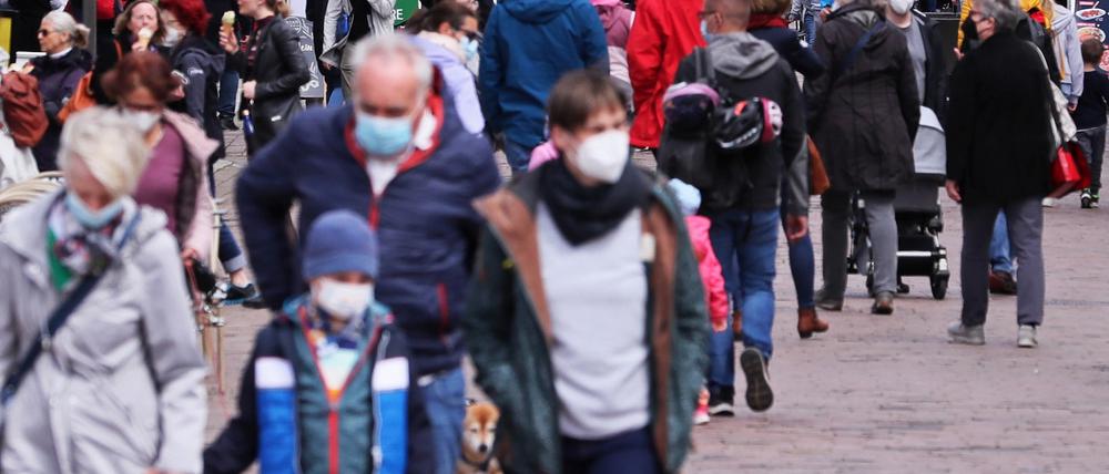 Im Zuge der Lockerungen sind in Potsdam wieder viele Menschen in der Brandenburger Straße unterwegs.