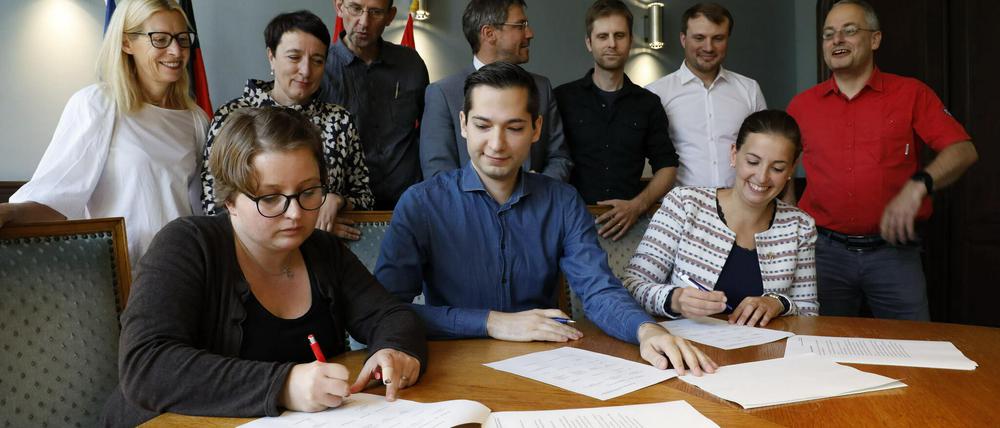 Bild aus besseren Zeiten: Vertreter der Rathauskooperation beim Unterzeichnen ihres Vertrags im September 2019.