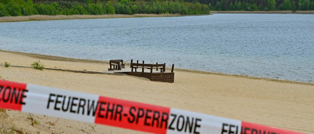Mit einem Flatterband ist ein Zugang zum Strand des Helenesees abgesperrt.
