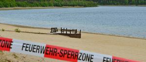 Mit einem Flatterband ist ein Zugang zum Strand des Helenesees abgesperrt. 
