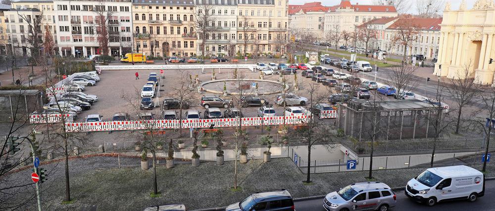 Schon seit Monaten wird der Luisenplatz vor allem als Parkfläche für das St. Josefs Krankenhaus genutzt