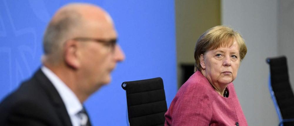 Kanzlerin Angela Merkel (CDU) und Brandenburgs Ministerpräsident Dietmar Woidke (SPD).