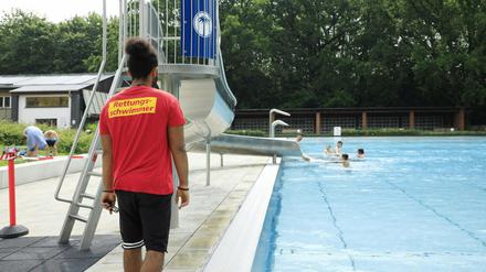Das Freibad Kiebitzberge in Kleinmachnow darf wohl bald wieder öffnen. (Archivbild)