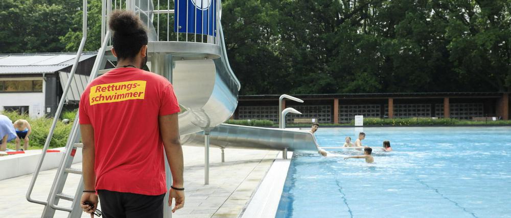 Das Freibad Kiebitzberge in Kleinmachnow darf wohl bald wieder öffnen. (Archivbild)