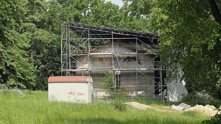 Eingerüstete und überdachte Villa Schlieffen in Potsdam.