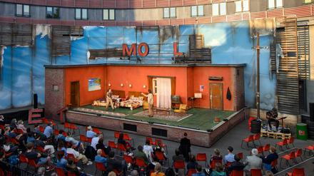 Nach der Corona-bedingten Pause erstmals wieder vor Publikum: "Genie und Verbrechen" im Gasometer des Hans Otto Theaters.
