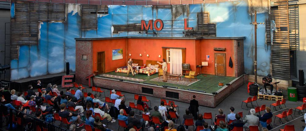 Nach der Corona-bedingten Pause erstmals wieder vor Publikum: "Genie und Verbrechen" im Gasometer des Hans Otto Theaters. 