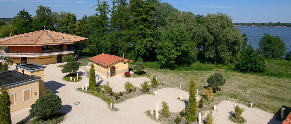 Blick auf den Außenbereich der Havel-Therme mit verschiedenen Saunahäusern.