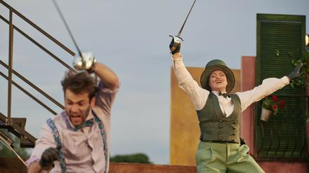 Scheinbare Konkurrenten: Silvio (Paul Wilms) und Federigo (Nadine Nollau) in "Der Diener zweier Herren" auf der Seebühne des Hans Otto Theaters.