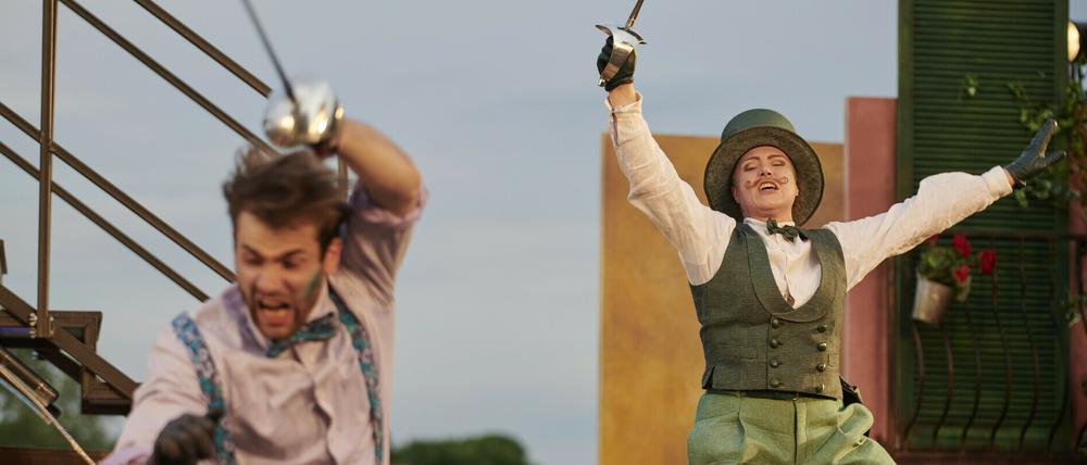 Scheinbare Konkurrenten: Silvio (Paul Wilms) und Federigo (Nadine Nollau) in "Der Diener zweier Herren" auf der Seebühne des Hans Otto Theaters.