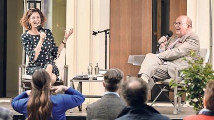 Verschenkt? Eva Menasse und Denis Scheck im Park der Villa Jacobs auf der Lit:potsdam-Bühne.