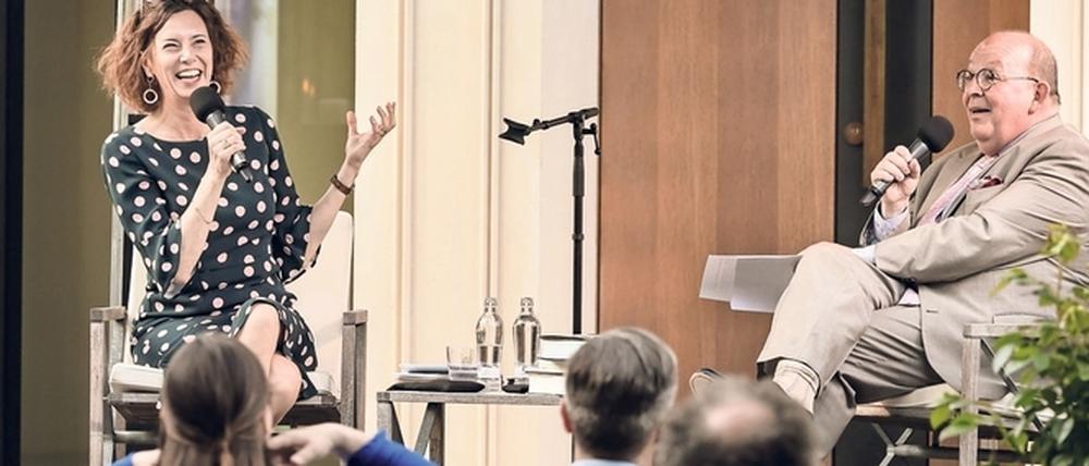 Verschenkt? Eva Menasse und Denis Scheck im Park der Villa Jacobs auf der Lit:potsdam-Bühne.