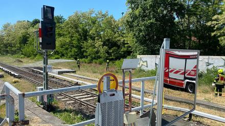 Die Feuerwehr löscht den Böschungsbrand am Bahnhof Griebnitzsee.