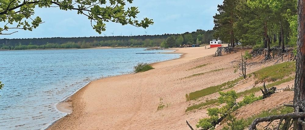Vorsicht Böschung. Der Helenesee in Frankfurt(Oder) bleibt vorerst gesperrt. Der See war sofort nach seiner ehemaligen Nutzung als Tagebau geflutet worden.